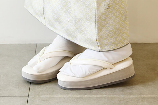 Tất Tabi đi cùng dép Zori.